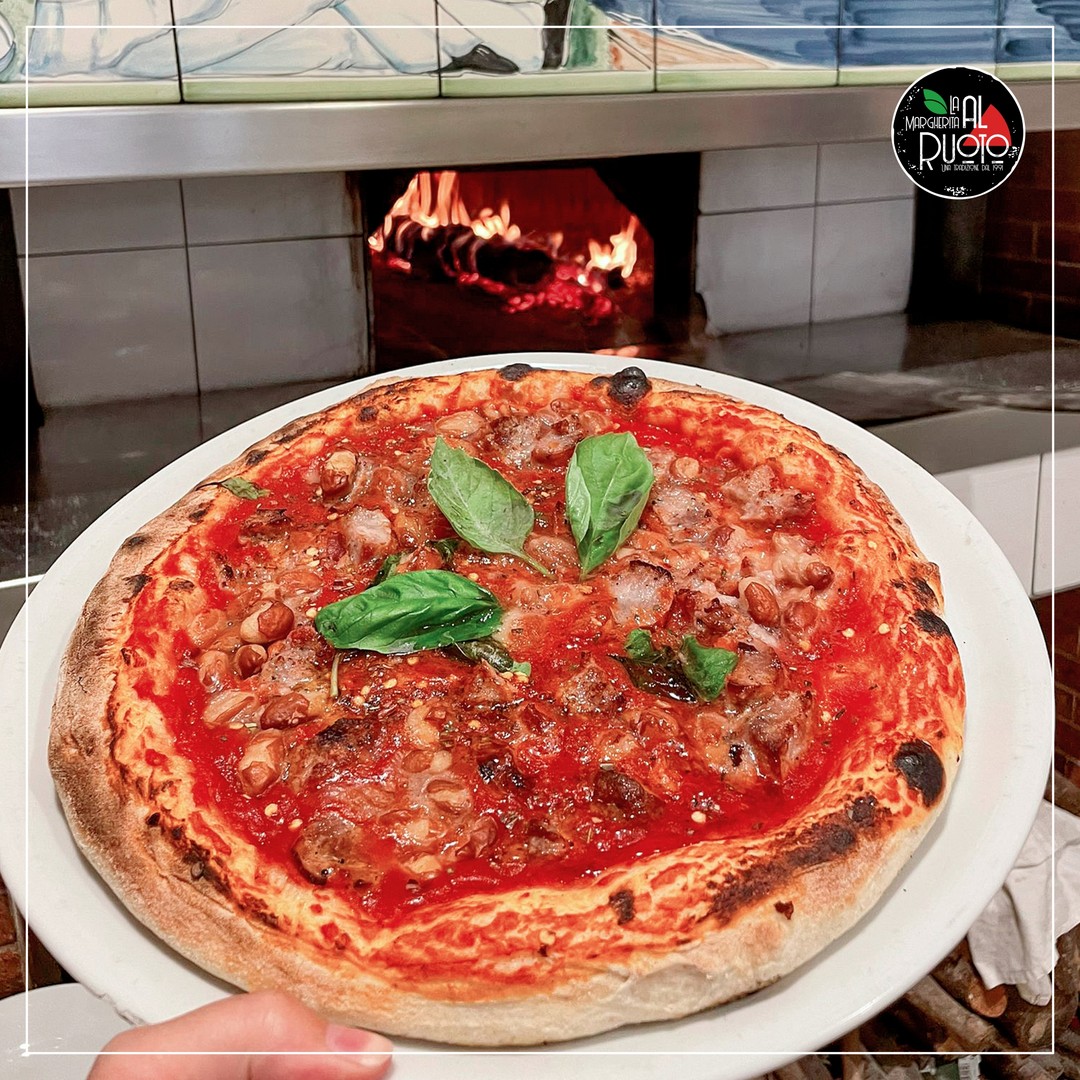 Il weekend è arrivato!😍😍
Pronti ad assaggiare la #Pizza Messicana?
👉 Fagioli, Aglio, Olio, Pomodoro, Peperoncino, Salsiccia e Origano.

Ti aspettiamo in un ambiente informale, autentico e accogliente. 
#lamargheritalruoto di @guastaferroanna 
📌vi Aspettiamo, come sempre, in Via Santa Maria la Scala, 66 San Giuseppe Vesuviano (NA).

𝗔𝗣𝗘𝗥𝗧𝗜 𝗔 𝗣𝗥𝗔𝗡𝗭𝗢 𝗘 𝗔 𝗖𝗘𝗡𝗔
☎ Per ordinazioni chiama allo 0815296306 - 331452 9770 

#pizzeria #solocosebuone #sangiuseppevesuviano
