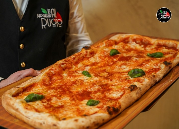 Un metro di #bontà 😍
Vuoi gustare una #pizza diversa e in grado di appagare ogni tuo desiderio?
Prova la pizza a metro, perfetta per assecondare qualsiasi esigenza, sia in fatto di gusti che di quantità 🤣🤣

𝗔𝗣𝗘𝗥𝗧𝗜 𝗔 𝗣𝗥𝗔𝗡𝗭𝗢 𝗘 𝗔 𝗖𝗘𝗡𝗔
☎ Per ordinazioni chiama allo 0815296306 - 331452 9770

#lamargheritalruoto di @guastaferroanna 
📌Via Santa Maria la Scala, 66 San Giuseppe Vesuviano (NA)

Puoi ordinare le tue #pizze direttamente su:
✅ App Just Eat
✅ App Avvoolo
✅ App Glovo